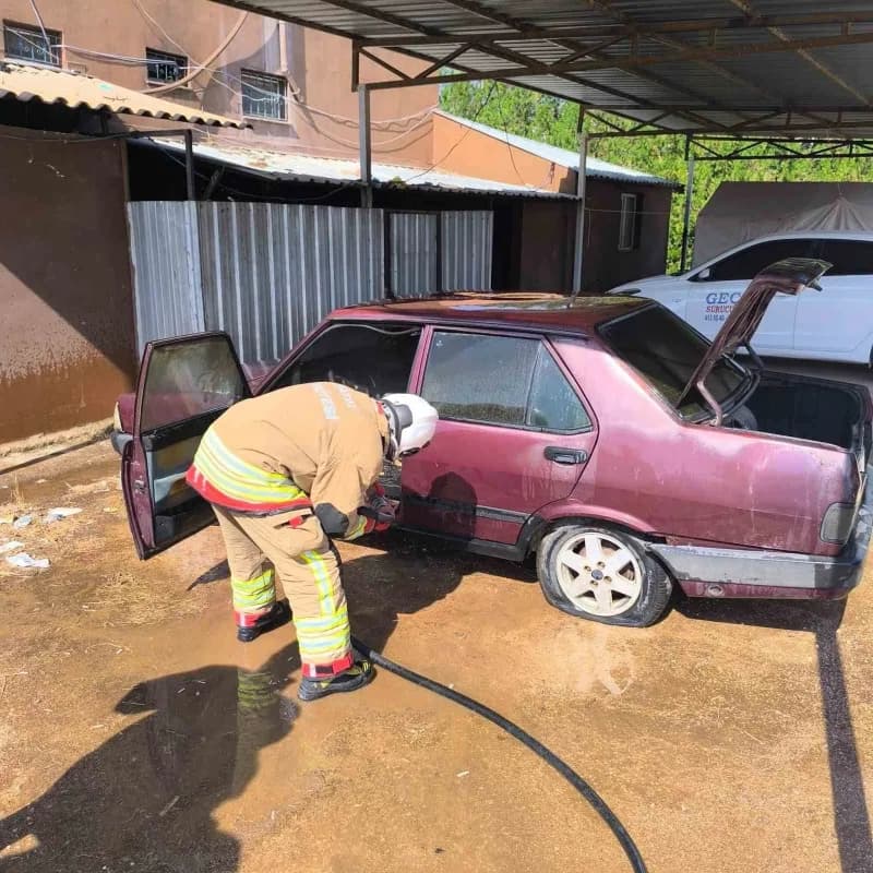 Reyhanlı Bahçelievler Mahallesi’nde park halindeki TOFAŞ otomobilde çıkan yangına müdahale eden itfaiye ekipleri