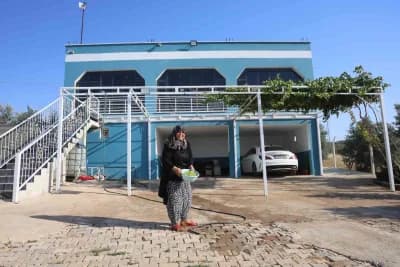 Reyhanlı ilçesinde ilk kadın emlakçı Vahide Biricik işyerinde müşterileriyle görüşüyor