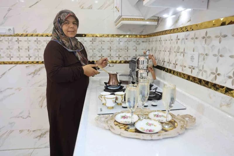 İlçenin ilk kadın emlakçısı olan Biricik, erkek müşterilerinin telefonda kendisine "Vahit abi" diye hitap ettiğini, kadı
