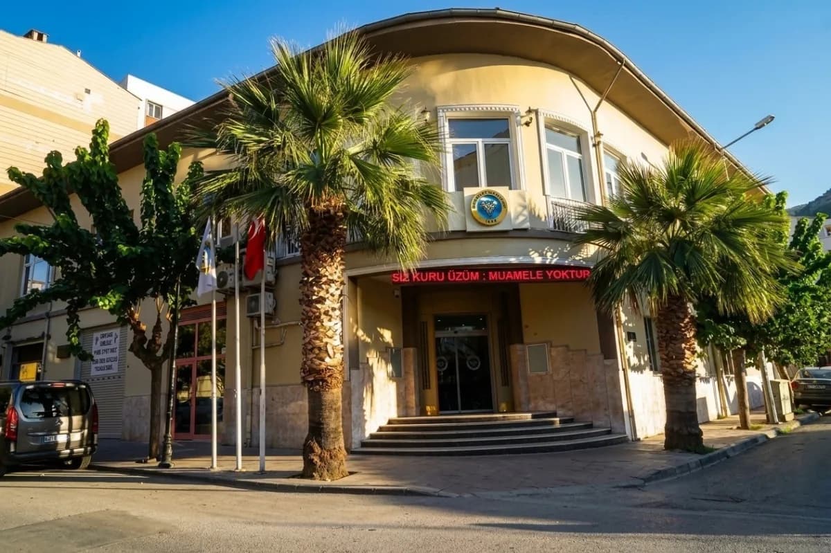 Manisa Ticaret Borsasında 5 Ekim 2026'da yapılacak organ seçimleri öncesinde iş insanı Rıza Seyyar, başkanlığa aday oldu