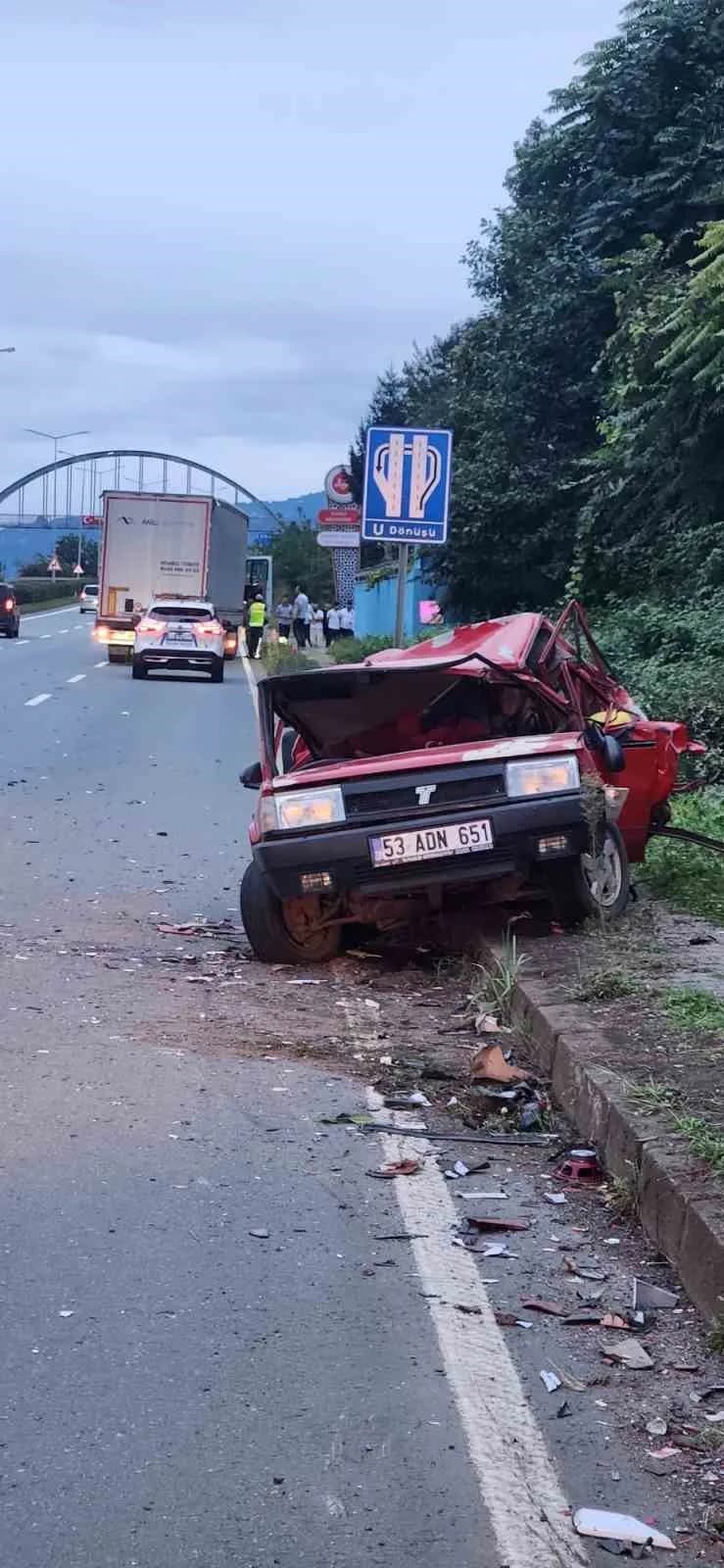 Rize'nin Çayeli ilçesinde, arızalanarak duman çıkaran otomobilini sağa çekmeye çalışan sürücünün aracına arkadan gelen t