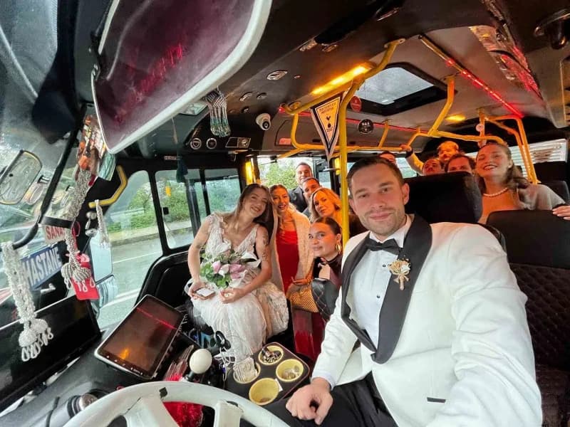 Rize’de gelin ve damat şehir içi yolcu minibüsünde düğün salonuna giderken davetlilerle birlikte