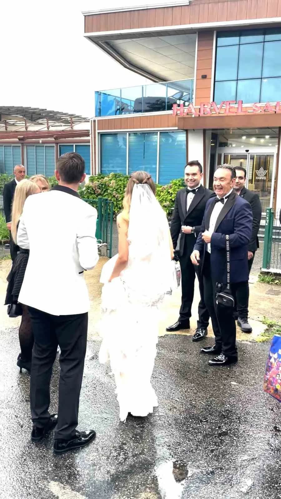 Rize’de dünya evine giren Hazal Aslan ve Onur Naci Kamçıcı çifti, düğün salonuna gitmek için gelin arabası yerine şehir
