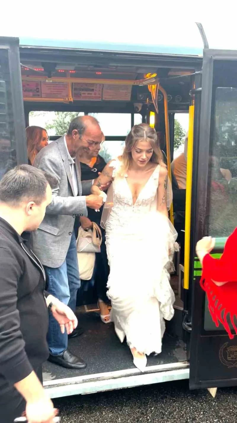 Rize’de dünya evine giren Hazal Aslan ve Onur Naci Kamçıcı çifti, düğün salonuna gitmek için gelin arabası yerine şehir