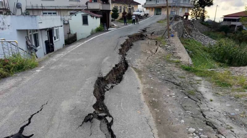 Rize'nin İyidere ilçesinde etkili olan şiddetli sağanak ve sel nedeniyle Fıçıtaşı Mahallesi'ndeki yol yaklaşık 60 santim
