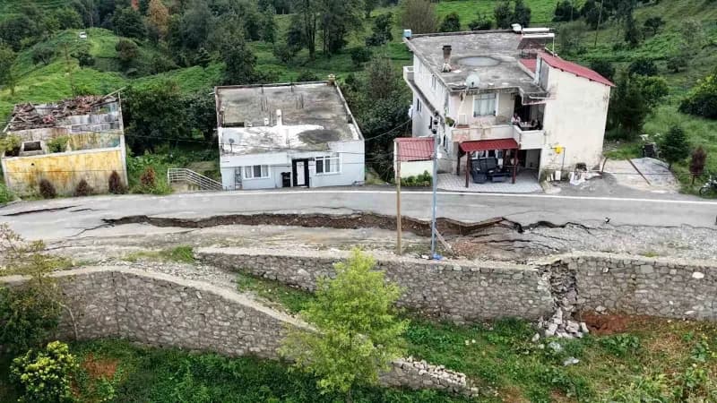 Rize'nin İyidere ilçesinde etkili olan şiddetli sağanak ve sel nedeniyle Fıçıtaşı Mahallesi'ndeki yol yaklaşık 60 santim