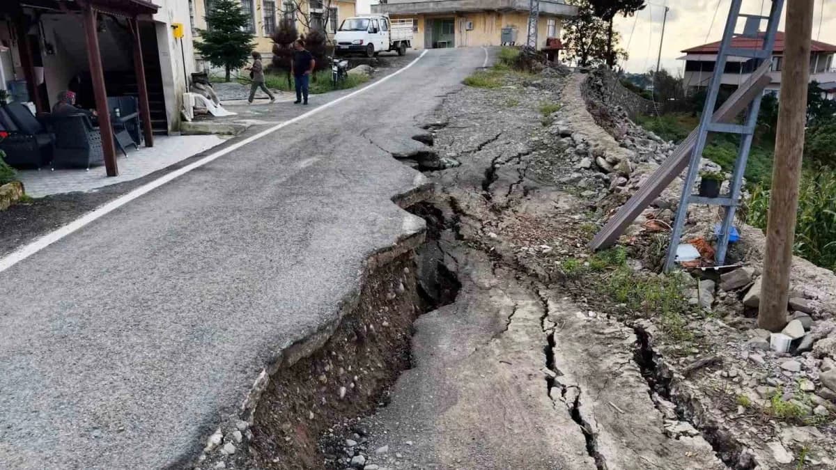 Rize İyidere Fıçıtaşı Mahallesi’nde sağanak sonrası çöken yol ve altyapı hasarı