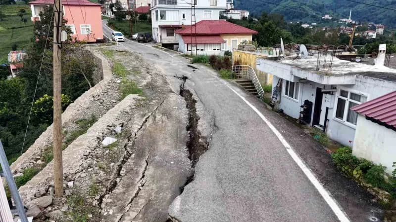 Rize'nin İyidere ilçesinde etkili olan şiddetli sağanak ve sel nedeniyle Fıçıtaşı Mahallesi'ndeki yol yaklaşık 60 santim