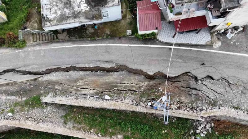Rize'nin İyidere ilçesinde etkili olan şiddetli sağanak ve sel nedeniyle Fıçıtaşı Mahallesi'ndeki yol yaklaşık 60 santim