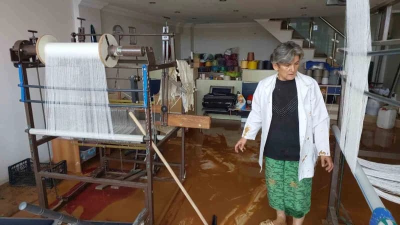 Sel sularının çekilmeye başladığı ilçede iş yerlerinde temizlik çalışması da başlarken, çamur ve balçık içindeki iş yerl