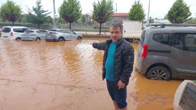Rize İyidere ilçesinde sel sularının araçları ve iş yerlerini su altında bırakması sonrası temizlik çalışmaları