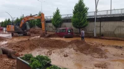 Rize İyidere ilçesinde sel sularıyla sular altında kalan araçlar ve temizlik yapan esnaf