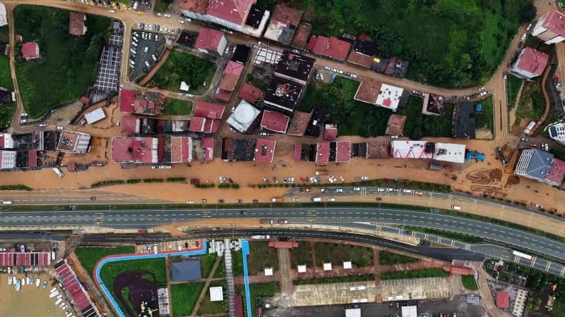 Doğu Karadeniz Bölgesi'nde dün akşam saatlerinden itibaren başlayan şiddetli yağış Rize'nin Sahil kesimindeki ilçelerind