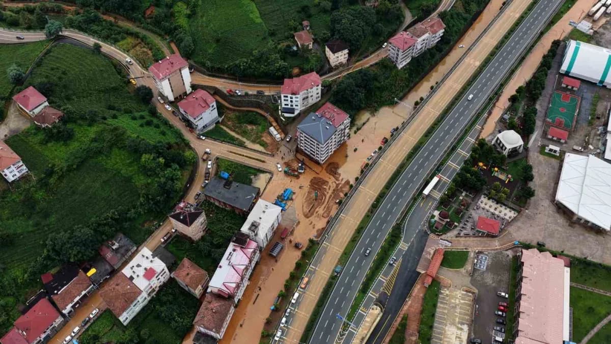 Doğu Karadeniz Bölgesi'nde dün akşam saatlerinden itibaren başlayan şiddetli yağış Rize'nin Sahil kesimindeki ilçelerind