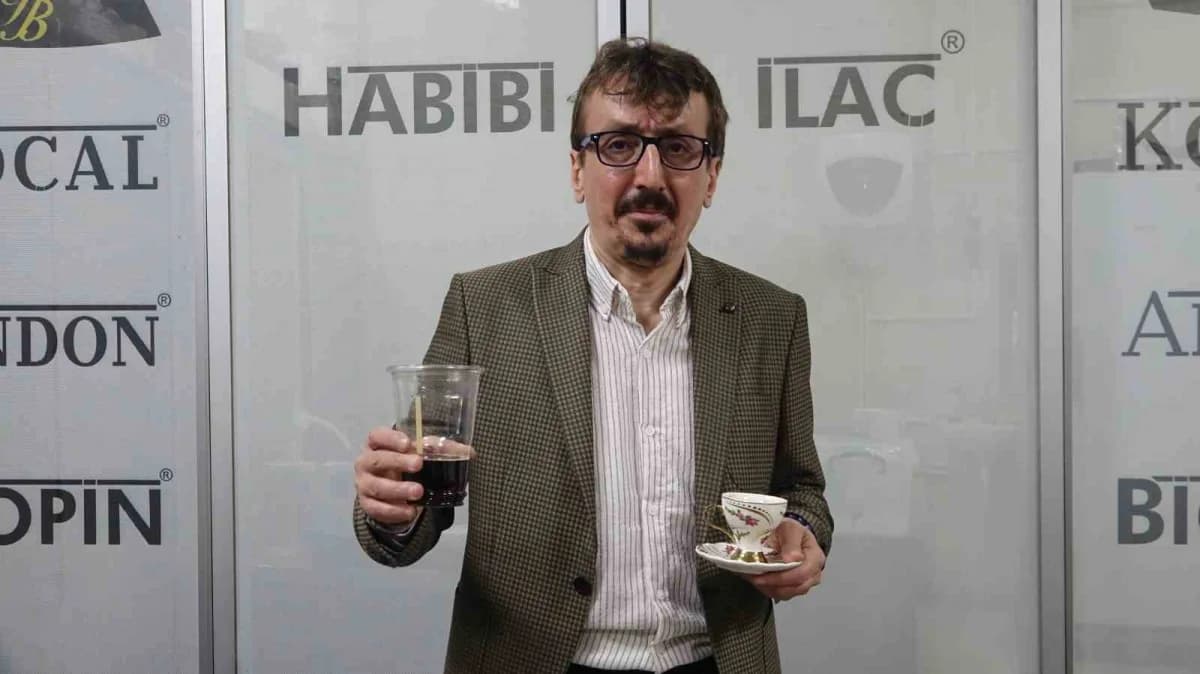 Rizeli girişimci Habib Koçal çaydan izole edilen kafeinle geliştirdiği yerli Rize Kahvesi ürününü tanıtıyor