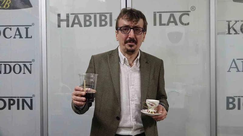 Rizeli girişimci Habib Koçal çaydan izole edilen kafeinle geliştirdiği yerli Rize Kahvesi ürününü tanıtıyor