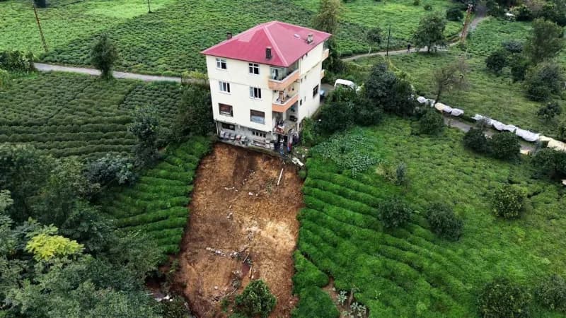 Rize Pazar'da heyelan sonrası 3 katlı binanın alt kısmı boşalmış ve bina askıda kalmış durumda