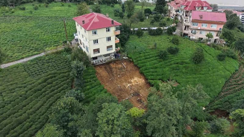 Bölgede etkili olan şiddetli sağanak yağış sonrası meydana gelen heyelanda 3 katlı bir binanın altındaki toprak kütlesi