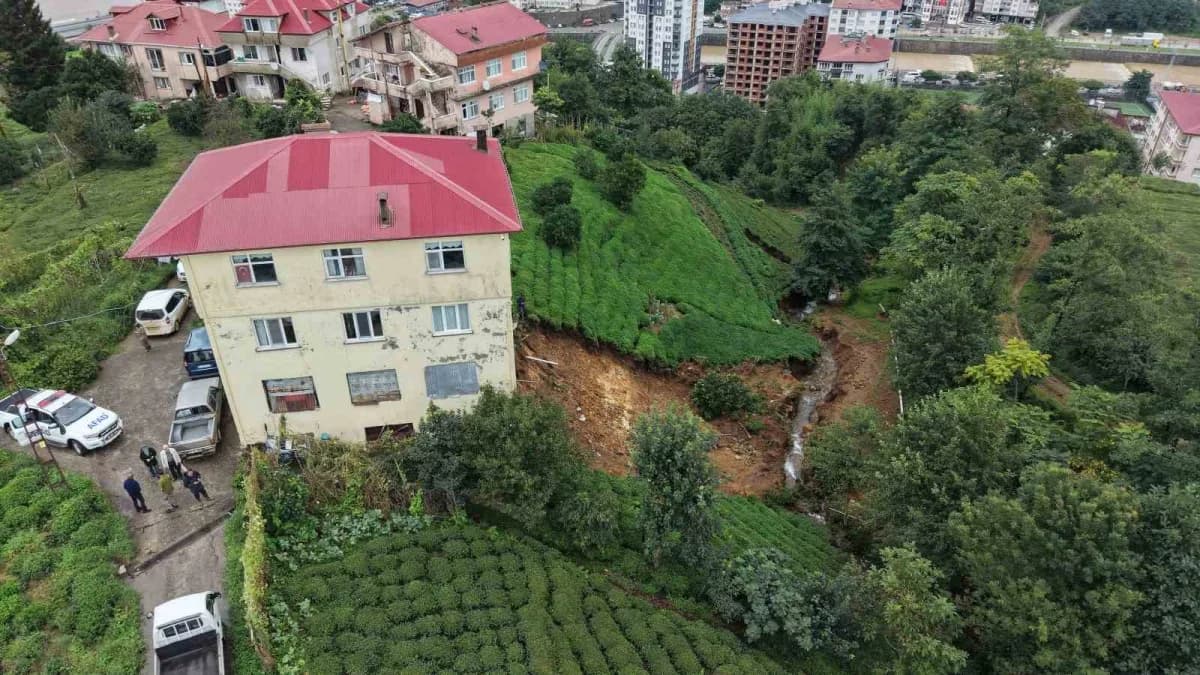 Bölgede etkili olan şiddetli sağanak yağış sonrası meydana gelen heyelanda 3 katlı bir binanın altındaki toprak kütlesi
