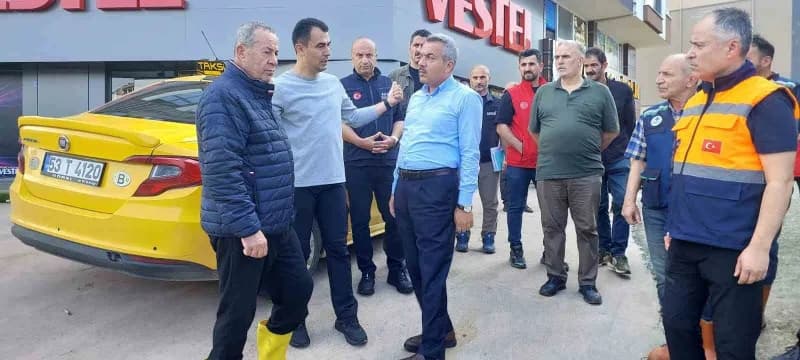 Rize Valisi İhsan Selim Baydaş, yoğun yağıştan en fazla etkilenen ilçelerden Pazar’da incelemelerde bulundu