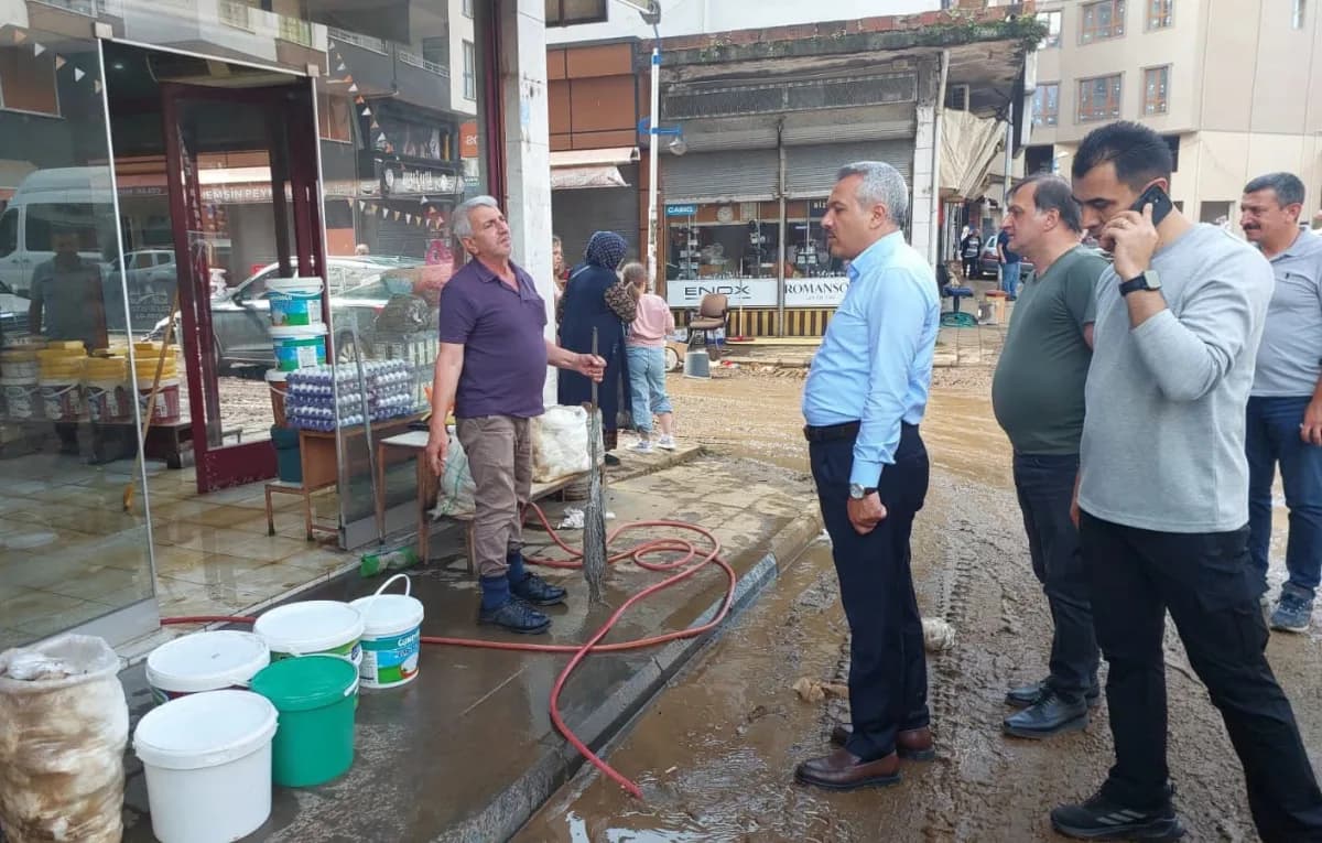 Rize Valisi İhsan Selim Baydaş, yoğun yağıştan en fazla etkilenen ilçelerden Pazar’da incelemelerde bulundu