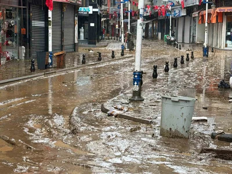 Pazar ilçe merkezinde sular yavaş yavaş çekilmeye başlarken, suların çekildiği iş yerlerinde ise temizlik çalışmaları ba
