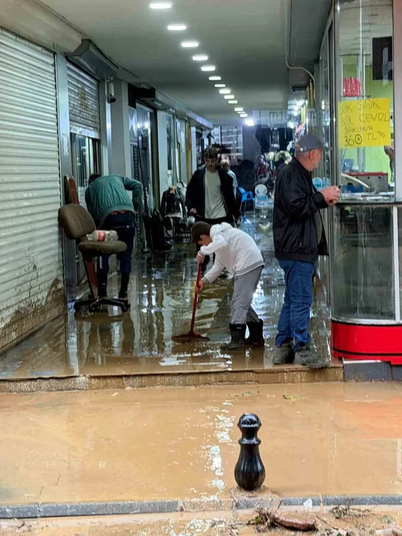 Pazar ilçe merkezinde sular yavaş yavaş çekilmeye başlarken, suların çekildiği iş yerlerinde ise temizlik çalışmaları ba