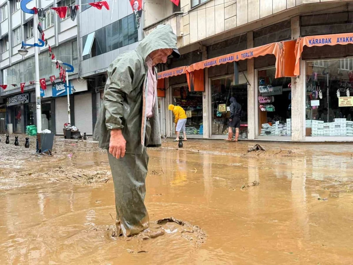 Pazar ilçe merkezinde sular yavaş yavaş çekilmeye başlarken, suların çekildiği iş yerlerinde ise temizlik çalışmaları ba