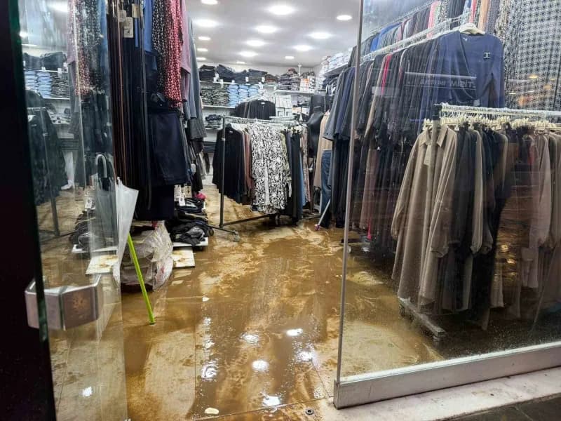 Pazar ilçe merkezinde sular yavaş yavaş çekilmeye başlarken, suların çekildiği iş yerlerinde ise temizlik çalışmaları ba