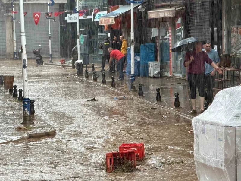 Pazar ilçe merkezinde sular yavaş yavaş çekilmeye başlarken, suların çekildiği iş yerlerinde ise temizlik çalışmaları ba
