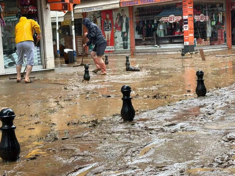 Pazar ilçe merkezinde sular yavaş yavaş çekilmeye başlarken, suların çekildiği iş yerlerinde ise temizlik çalışmaları ba