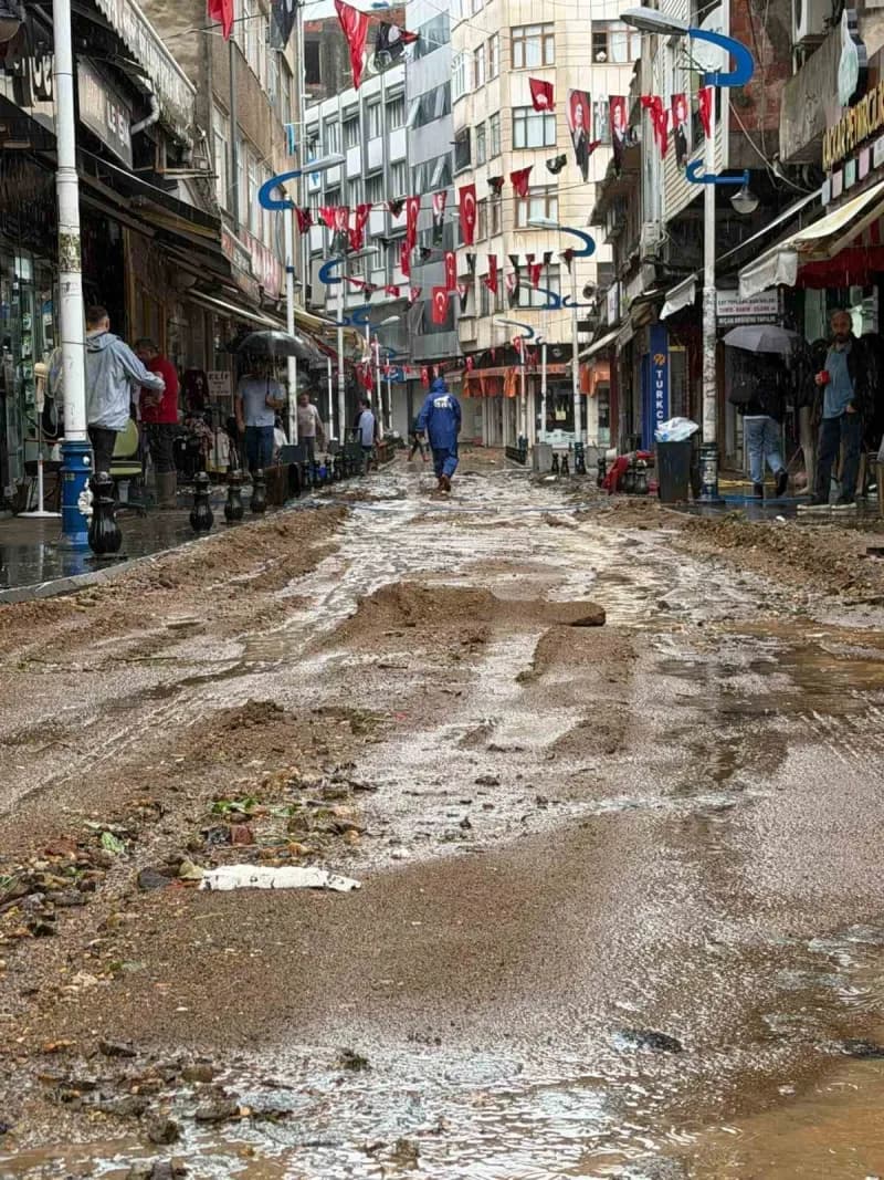 Pazar ilçe merkezinde sular yavaş yavaş çekilmeye başlarken, suların çekildiği iş yerlerinde ise temizlik çalışmaları ba