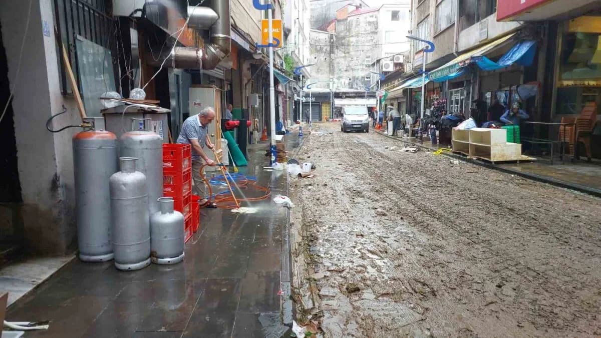 Doğu Karadeniz Bölgesi'nde dün akşam saatlerinden itibaren başlayan şiddetli yağış Rize'nin İyidere ve Pazar ilçelerinde