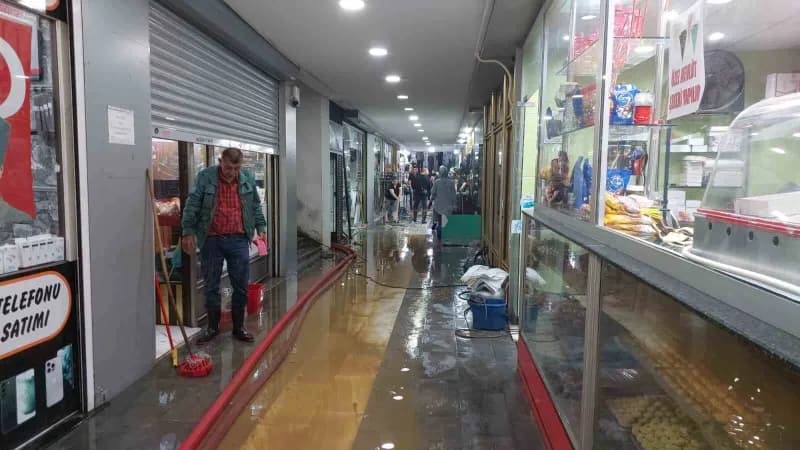 Doğu Karadeniz Bölgesi'nde dün akşam saatlerinden itibaren başlayan şiddetli yağış Rize'nin İyidere ve Pazar ilçelerinde