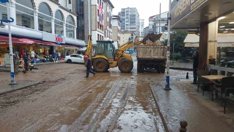 Doğu Karadeniz Bölgesi'nde dün akşam saatlerinden itibaren başlayan şiddetli yağış Rize'nin İyidere ve Pazar ilçelerinde