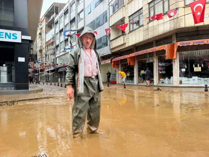 Rize Pazar ilçesinde sel sonrası çekilen sular ve temizlik yapan iş yerleri
