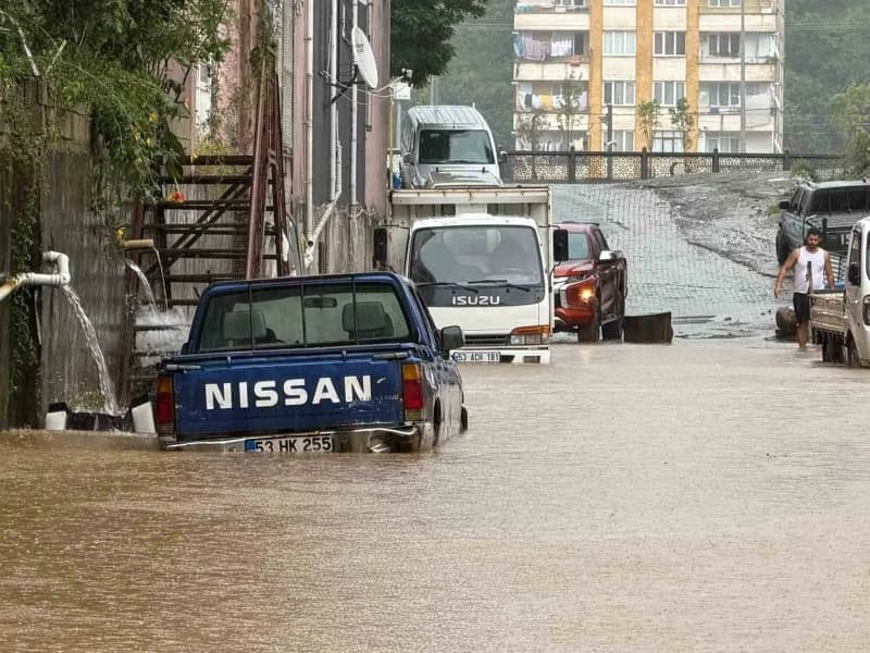 Pazar ilçe merkezinde sular yavaş yavaş çekilmeye başlarken, suların çekildiği iş yerlerinde ise temizlik çalışmaları ba
