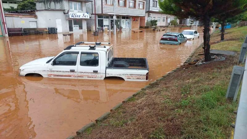 Doğu Karadeniz Bölgesi'nde dün akşam saatlerinden itibaren başlayan şiddetli yağış Rize'nin Sahil kesimindeki ilçelerind