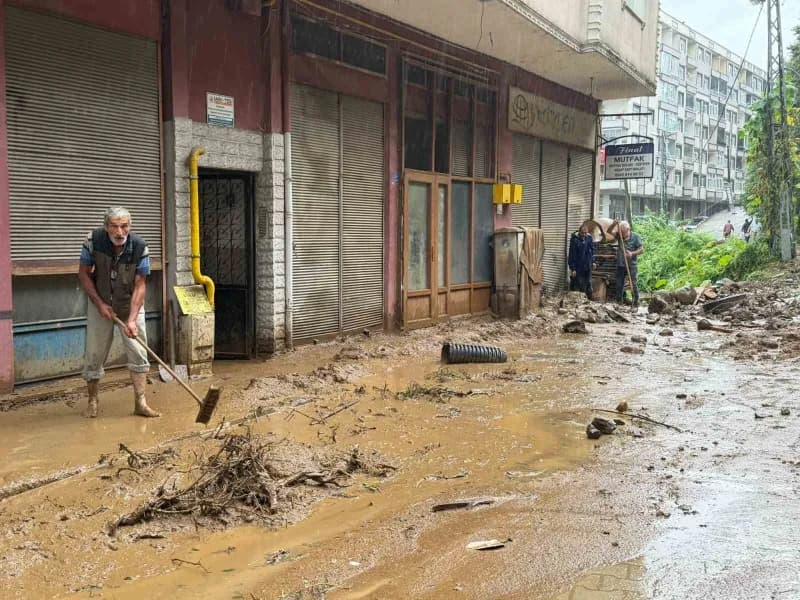 Doğu Karadeniz Bölgesi'nde dün akşam saatlerinden itibaren başlayan şiddetli yağış Rize'nin Sahil kesimindeki ilçelerind