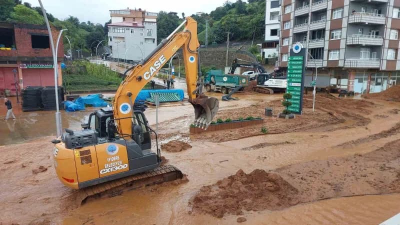 Doğu Karadeniz Bölgesi'nde dün akşam saatlerinden itibaren başlayan şiddetli yağış Rize'nin Sahil kesimindeki ilçelerind