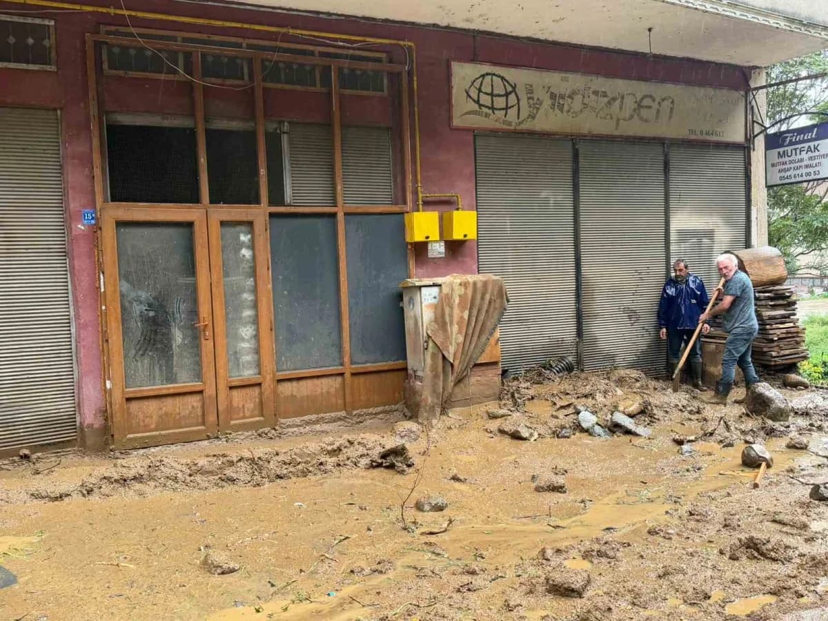 Doğu Karadeniz Bölgesi'nde dün akşam saatlerinden itibaren başlayan şiddetli yağış Rize'nin Sahil kesimindeki ilçelerind