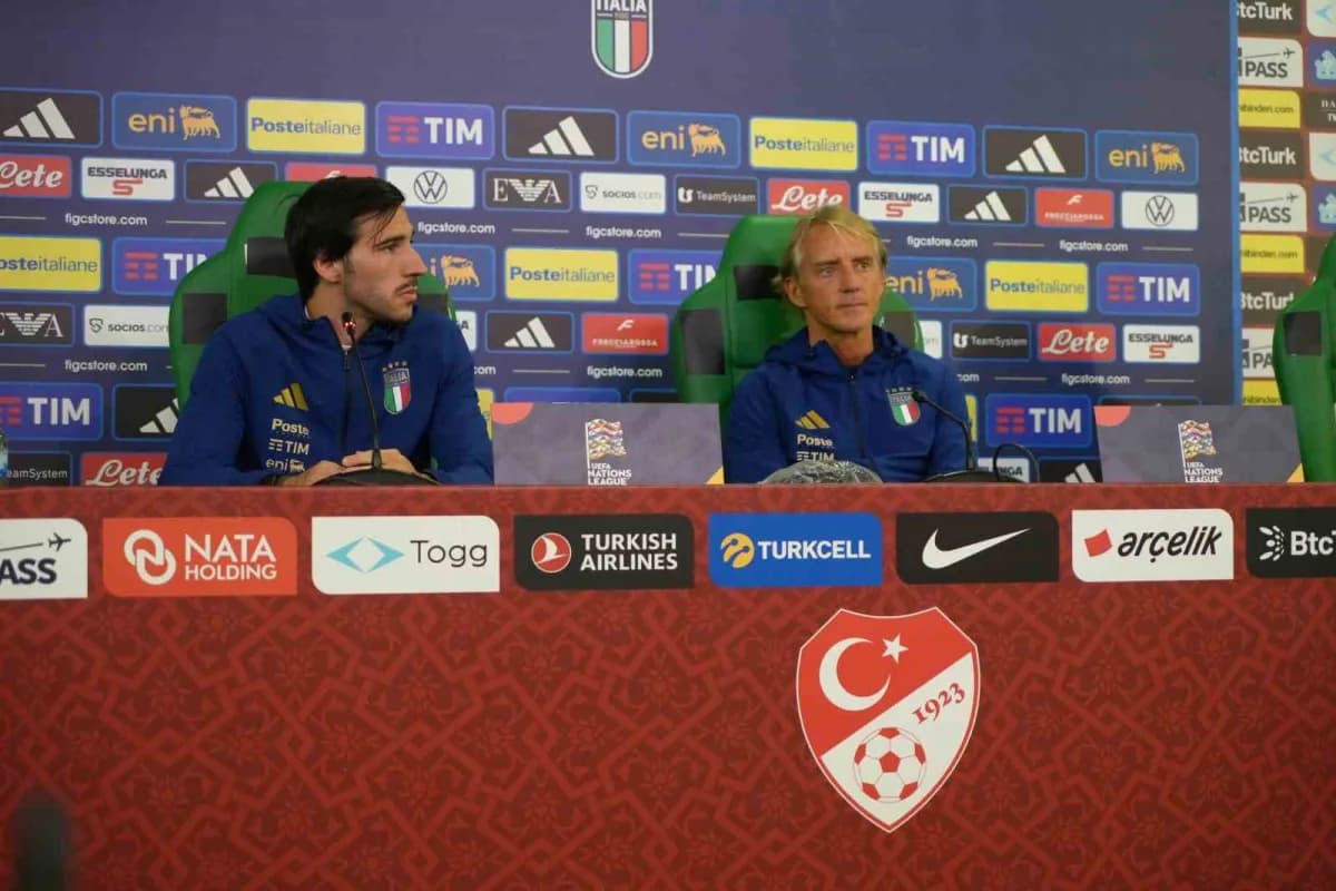 Roberto Mancini ve Sandro Tonali basın toplantısında Türkiye maçı öncesi açıklama yapıyor