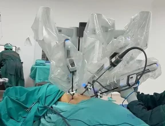 Göğüs Cerrahisi Anabilim Dalı Öğretim Üyesi Prof. Dr. Burçin Çelik önderliğindeki ekip, 57 yaşındaki erkek hastada sağ a