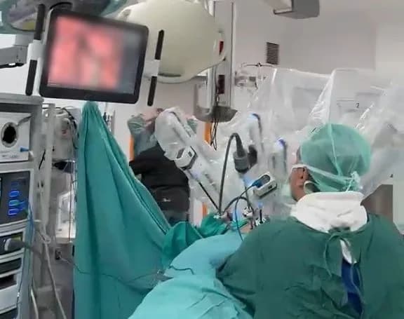 OMÜ Tıp Fakültesi Hastanesi’nde gerçekleştirilen robot yardımlı akciğer kanseri ameliyatından görüntü