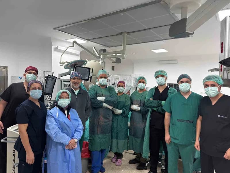 OMÜ'de ilk kez yapılan ameliyat ekibinde Dr. Öğr. Üyesi Gökhan Pirzirenli ve çok sayıda ameliyathane personeli de yer al
