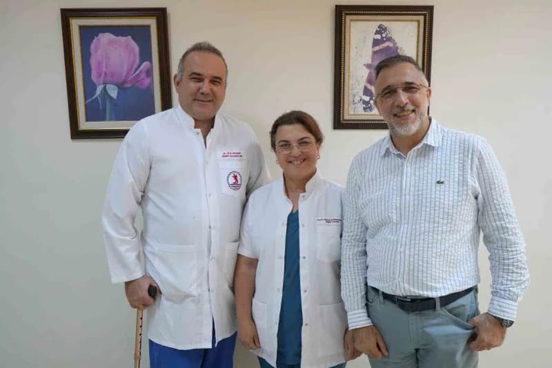 Göğüs Cerrahisi Anabilim Dalı Öğretim Üyesi Prof. Dr. Burçin Çelik önderliğindeki ekip, 57 yaşındaki erkek hastada sağ a