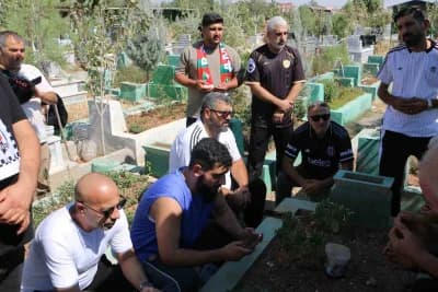 Beşiktaş taraftar grupları Diyarbakır’da Rojin Kabaiş’in mezarını ziyaret ederken