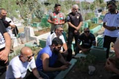 Beşiktaş taraftar grupları Diyarbakır’da Rojin Kabaiş’in mezarını ziyaret ederken