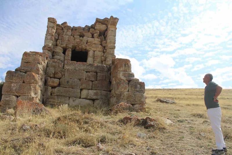 Kayseri Pınarbaşı Panlı Mahallesi'nde bulunan Roma Dönemi'ne ait tarihi anıt mezarın görünümü