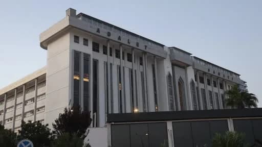 Hatay'da yıkılan Rönesans Rezidans davasının duruşma salonundan görüntü